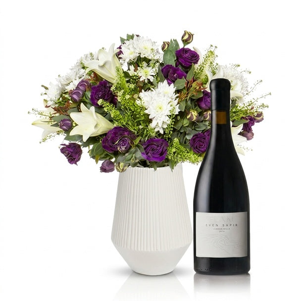 זר פרחים סגול ולבן בשילוב בקבוק יין אדום מיקב פלם