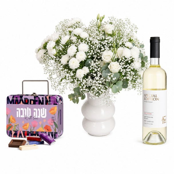 זר פרחים בגווני לבן, בשילוב מארז שוקולד ויין לבן