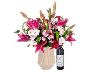 זר פרחים 'ליסבון' בגווני ורוד לבן, לצד יין למדא אדום