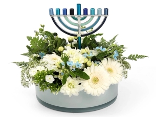 סידור פרחים בגווני לבן, בשילוב חנוכייה בצבעי כחול