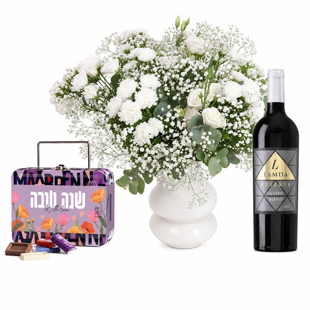 זר פרחים בגווני לבן, בשילוב מארז שוקולד 'שנה טובה' יין למדא רזרבד קלאסי אדום